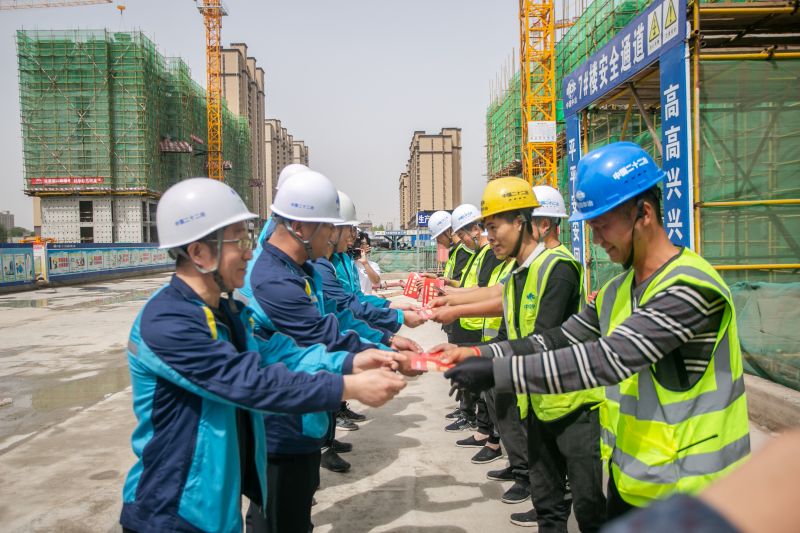 5.办实事——与协力队伍人员及当地居民结对帮扶,并发放志愿服务卡 5.办实事——与协力队伍人员及当地居民结对帮扶,并发放志愿服务卡