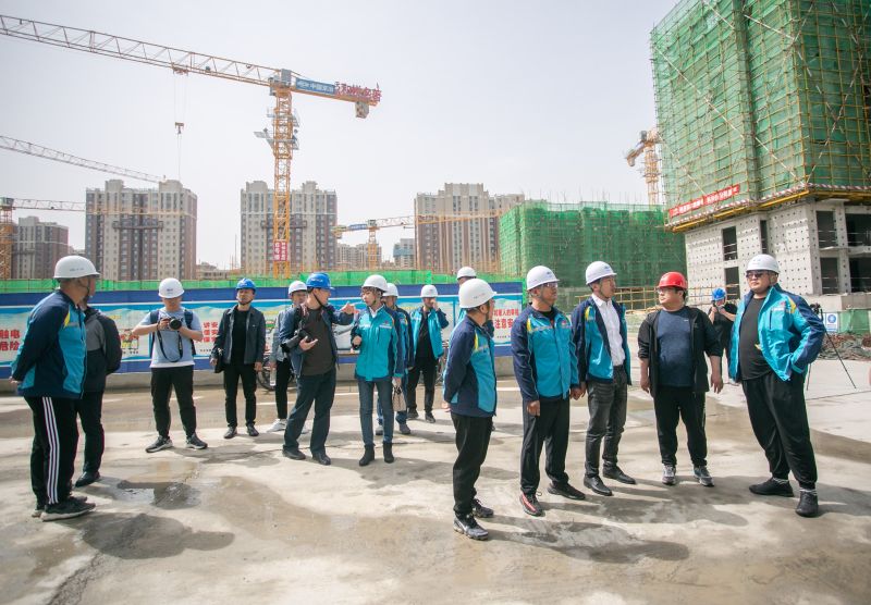 6.开新局——项目工程经理带领与会人员参观施工现场 6.开新局——项目工程经理带领与会人员参观施工现场