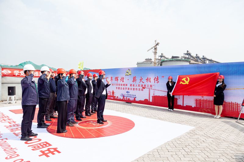 4.悟思想——与会党员面向党旗重温入党誓词,并为“党员先锋队”“党员突击队”授旗 4.悟思想——与会党员面向党旗重温入党誓词,并为“党员先锋队”“党员突击队”授旗