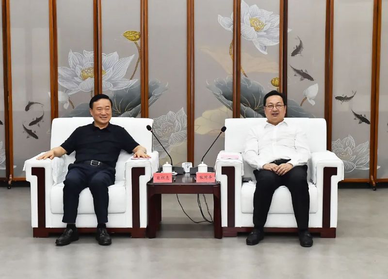 翁祖亮（左一）与张国华会谈